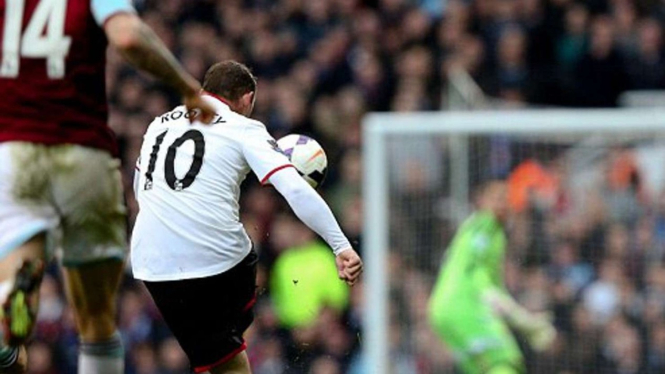Mantan pemain MU, Wayne Rooney saat mencetak gol ke gawang West Ham