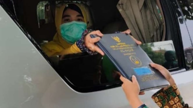 Penyerahan ijazah kelulusan dengan sistem drive Thru.