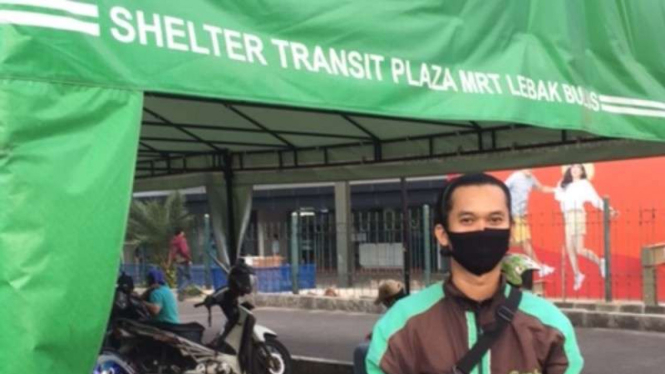 Driver ojol di shelter MRT Lebak Bulus