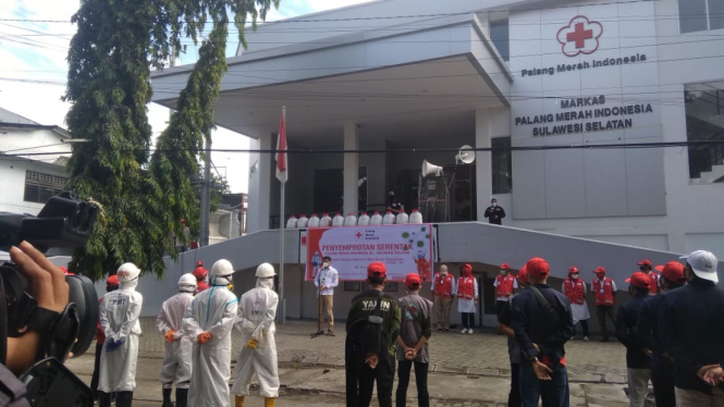 Apel petugas PMI sebelum penyemprotan di Makassar, Sulsel