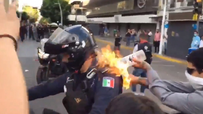 Polisi bermotor dibakar di Meksiko