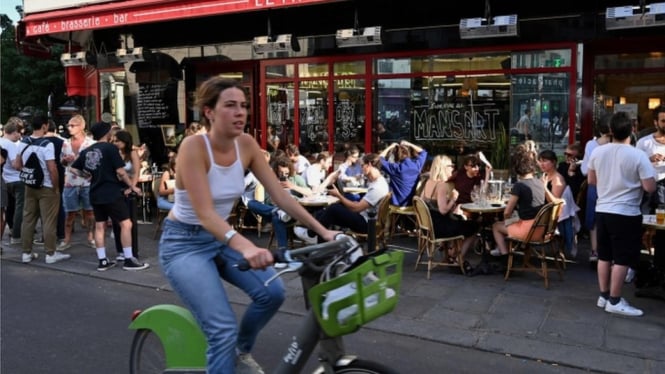 Warga Paris mulai memadati kafe-kafe setelah kebijakan lockdown dicabut.-AFP/GETTY IMAGES