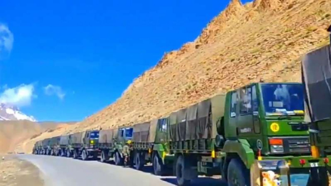 VIVA Militer: Konvoi ribuan tentara India di Ladakh.
