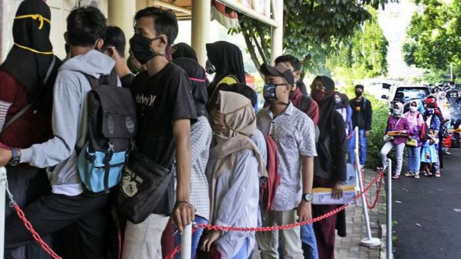 Sejumlah warga antre untuk mengurus pembuatan Kartu Pencari Kerja (Kartu Kuning) di Kantor Dinas Tenaga Kerja Kota Serang, Banten, Selasa (9/6/2020).
