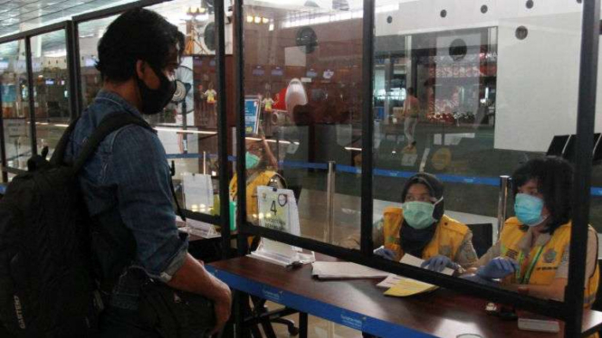Petugas memeriksa dokumen kesehatan calon penumpang di Bandara Soekarno-Hatta