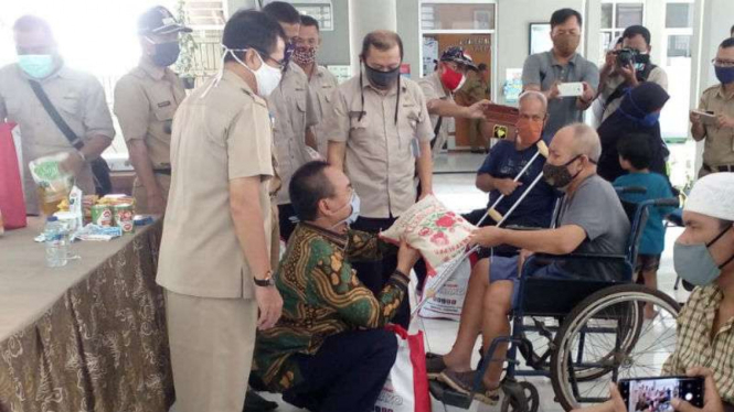 Kemensos beri bantuan terhadap penyandang disabilitas terdampak corona.