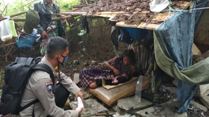 Anggota polisi dan TNI membantu persalinan ibu melahirkan di Cengkareng 