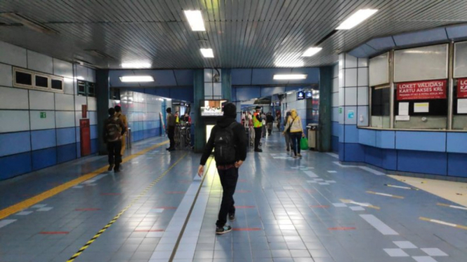 Pantauan penumpang KRL di Stasiun Juanda pada saat PSBB transisi