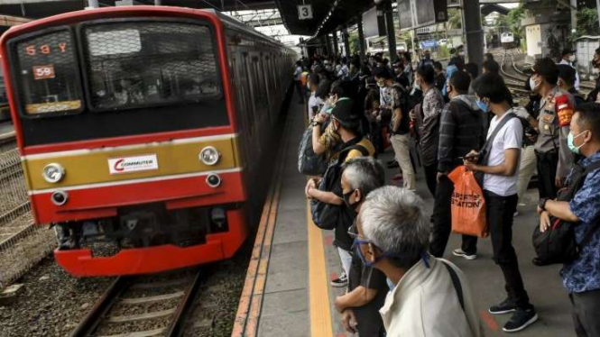 Penumpang kereta rel listrik (KRL) commuter line menunggu kereta di Stasiun Tanah Abang, Jakarta, Selasa (9/6/2020). 