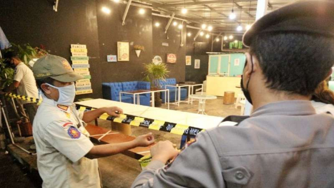 Dua kafe di Dago, Bandung, disegel karena langgar aturan PSBB.