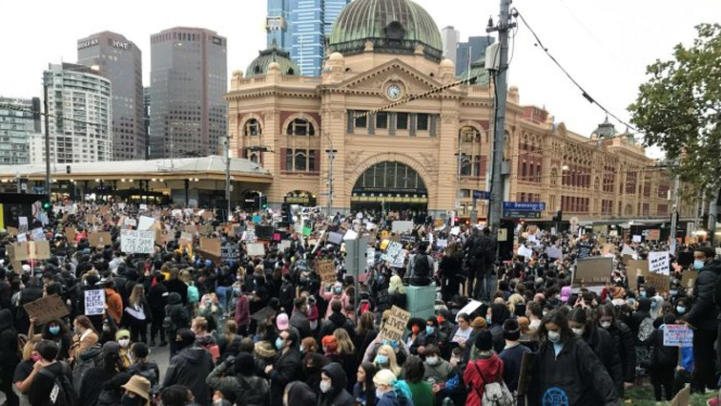 Salah seorang yang mengikuti unjuk rasa hari Sabtu di Melbourne sekarang positif terkena COVID-19.