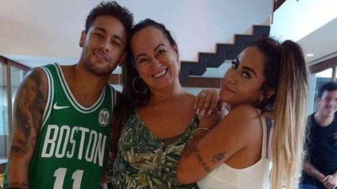Neymar bersama ibu dan adiknya