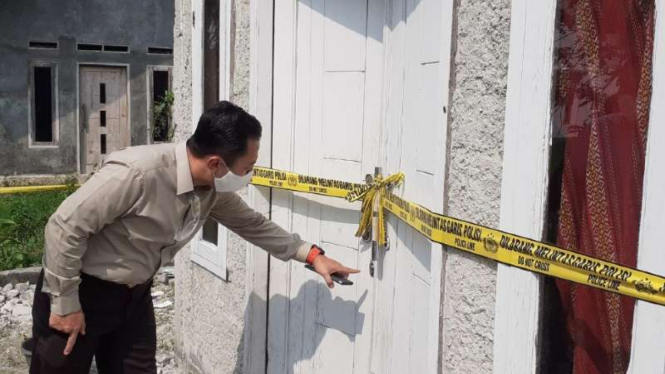 Kapolres Kota Tangerang Kombes Polisi Ade Ary meninjau lokasi penemuan mayat ayah dan dua anak di Balaraja, Tangerang.