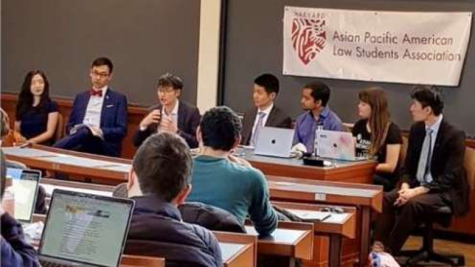 Andhika Putra Sudarman (ketiga dari kiri depan) bersama teman-teman kuliahnya di Harvard Law School.