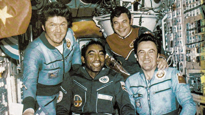 Kosmonot Kuba keturunan Afrika, Arnaldo Tamayo Mendez (tengah).