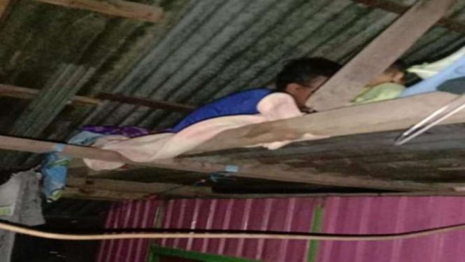 Warga korban banjir di Bantaeng terjebak di dalam rumah