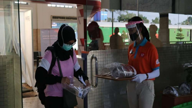 Penumpang KA diberi face shield gratis oleh petugas Stasiun Malang