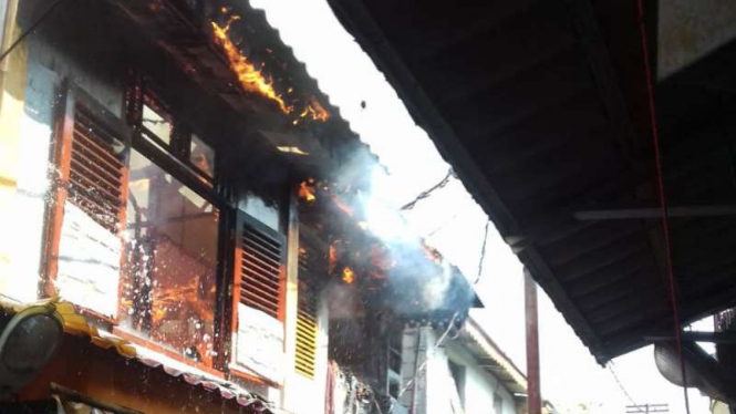 Kebakaran rumah warga di Benhil, Tanah Abang, Jakarta Pusat, Sabtu, 13 Juni 2020