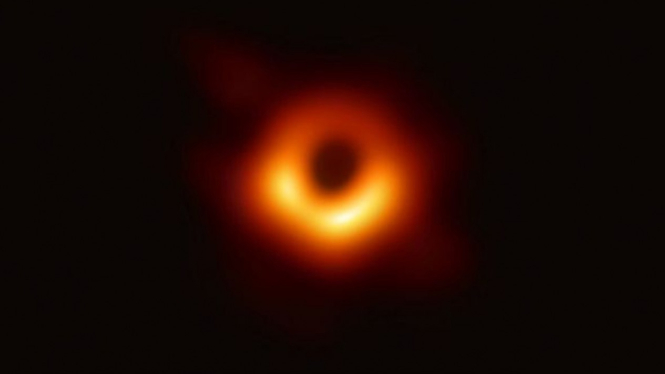 Lubang hitam (black hole).