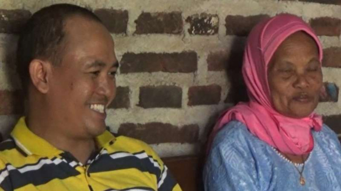 Pasangan beda usia Nuryani (36) dan Yatemi (71) menikah