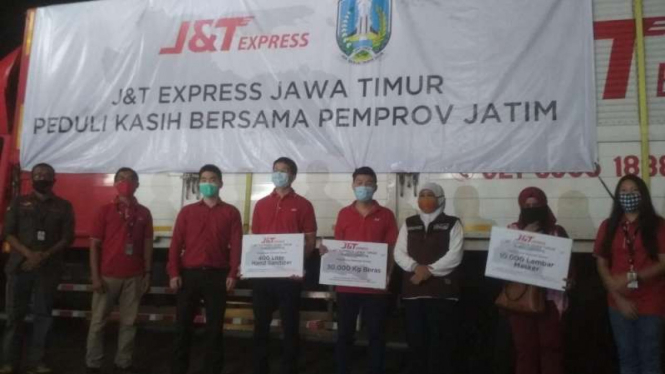 Penyerahan bantuan terdampak corona dari J&T express di Gedung Negara Grahadi Surabaya, Jawa Timur.