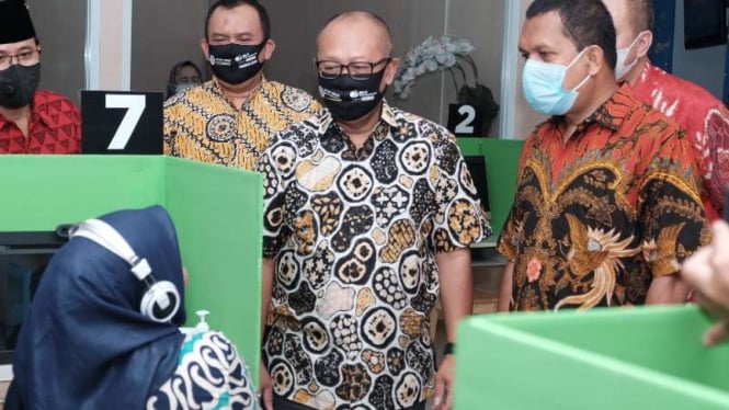 Direktur Utama BP Jamsostek Agus Susanto saat menginspeksi Kantor Cabang BP Jamsostek Cikokol, Tangerang, Banten.