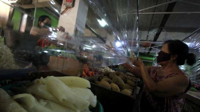 Warga membeli bahan pangan di Pasar Genteng Baru, Surabaya, Jawa Timur, Minggu (14/6/2020).