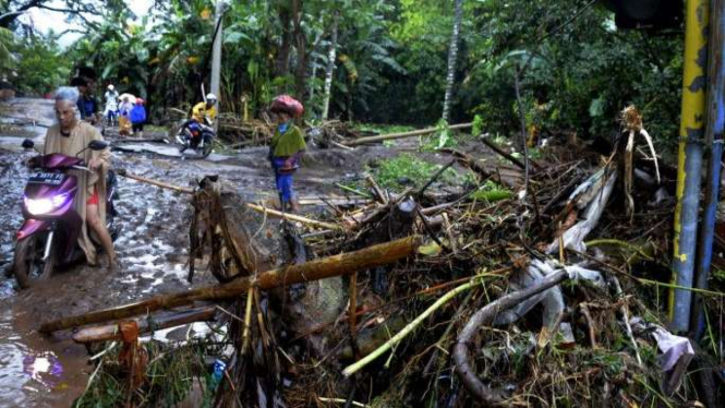 Banjir bandang di Kecamatan Bissappu, Kabupaten Bantaeng Sabtu (13/6/2020)