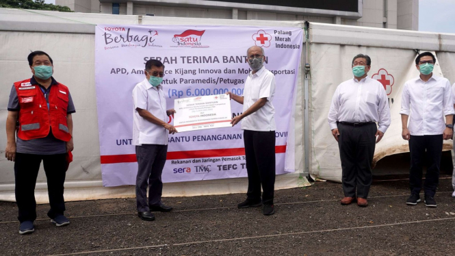 Serah terima bantuan untuk masyarakat dan tenaga kesehatan dari Toyota Indonesia melalui PMI.