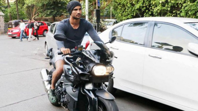 Sushant Singh Rajput mengendarai motor BMW K1200R