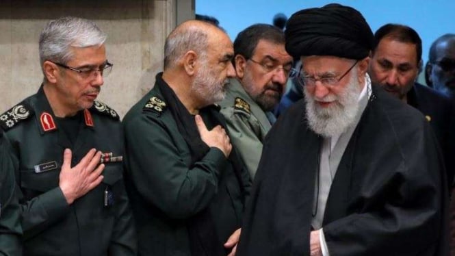 VIVA Militer: Pemimpin Tertinggi Iran, Ayatollah Khamenei (kanan)