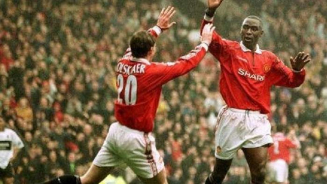 Andy Cole (kanan)