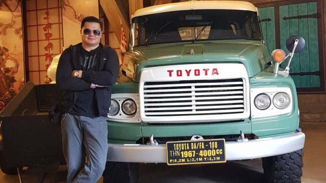 Jerry Lawalata foto bersama mobil impiannya