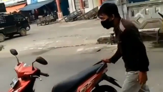 Aksi juru parkir pindahkan motor pakai satu tangan