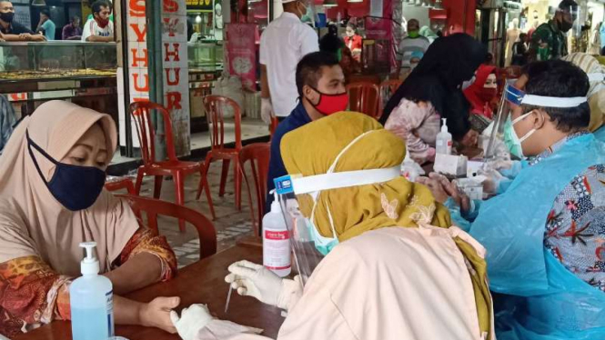  Ratusan pedagang Pasar Besar di Kota Malang jalani rapid test.
