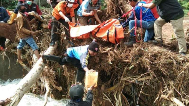 Gabungan tim relawan mengevakuasi sesosok mayat di Kabupaten Jeneponto.