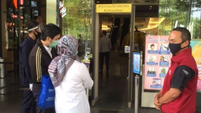 Pengunjung harus melakukan scan barcode sebelum masuk mal di Jakarta.