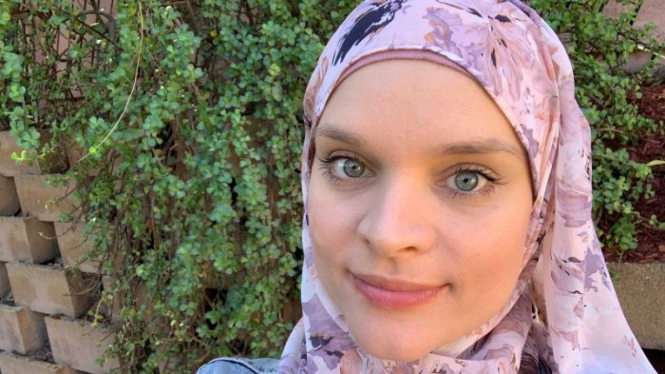 Perempuan Australia bernama Zahra Fielding memutuskan masuk Islam setelah main game online.