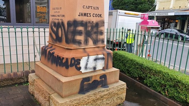 Patung penjelajah Inggris Kapten Cook jadi sasaran vandalisme di tengah maraknya aksi mendukung kampanye Black Lives Matter di Australia.