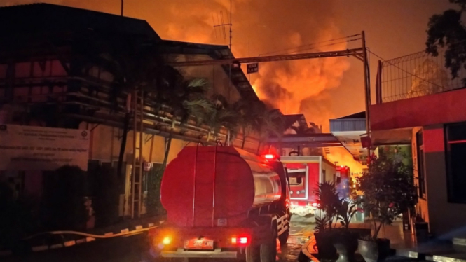 Pabrik Cat di Jatiuwung terbakar