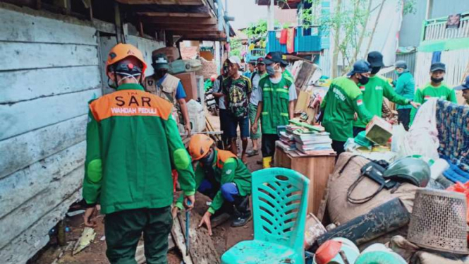 Relawan membantu korban banjir bandang di Jeneponto, Sulsel.