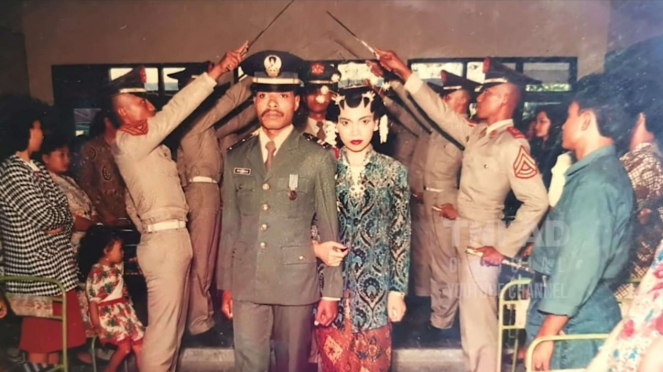 VIVA Militer: Potret Pernikahan Letjen TNI Joppye Dengan Istriani