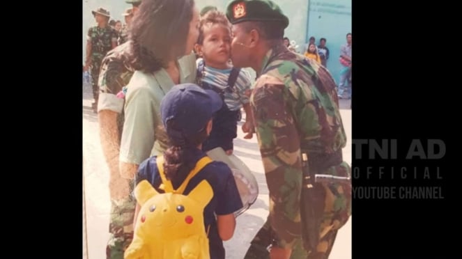 VIVA Militer: Letjen TNI Joppye Bersama Istriani dan Kedua Anaknya