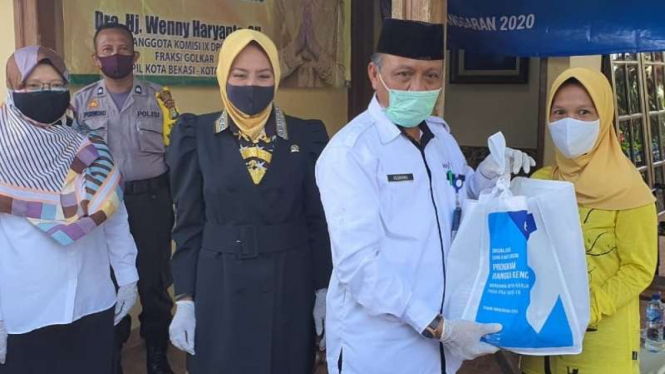 Kepala Perwakilan BKKBN Provinsi Jawa Barat, Kusmana, saat mengunjungi kampung Keluarga Berencana di wilayah Cipayung, Depok, pada Kamis, 18 Juni 2020.