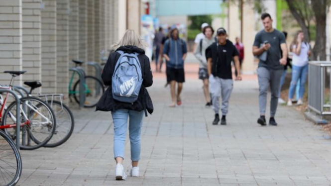 Australian National University dan University of Canberra berencana untuk menjemput langsung ratusan mahasiswa asing yang kini masih berada di negaranya, untuk kembali kuliah mulai awal Juli.