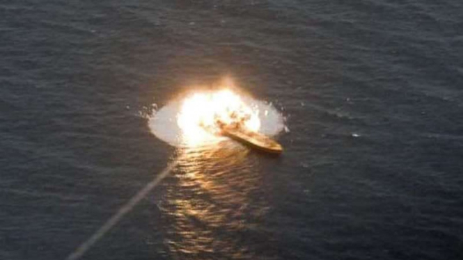 VIVA Militer: Sebuah kapal yang jadi sasaran hancur terkena tembakan rudal Iran