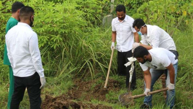 Personel Polresta Banda Aceh menggali makam untuk pasien corona yang meninggal dunia, Rabu 17 Juni 2020. 