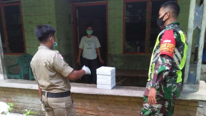 Petugas membagikan makanan kepada warga Dusun Huta 2 Negori Tanjung Hataran.
