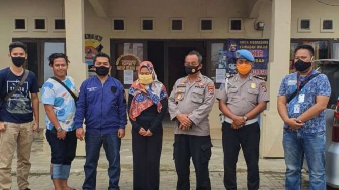 Perempuan berinisal A yang disangka sebagai mucikari yang menyediakan anak-anak untuk paedofil buronan FBI Amerika Serikat ditangkap di Kabupaten Lebak, Banten, Jumat, 19 Juni 2020.