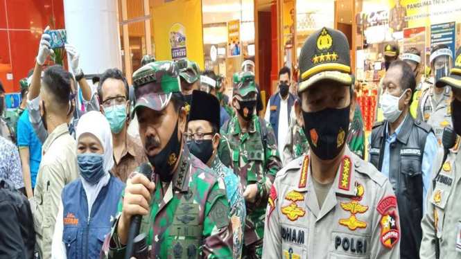 Panglima TNI Marsekal Hadi Tjahjanto bersama Kapolri Jenderal Idham Azis dan Gubernur Jatim Khofifah Indar Parawansa